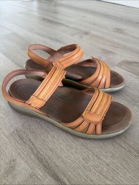 OrthoFeet Strappy Tan Sandal Womens Size 8.5 Paloma Medium